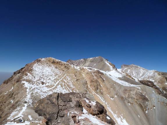 Visão da crista que leva ao cume do Izta, vulcão perto de Amecameca, na região central do México